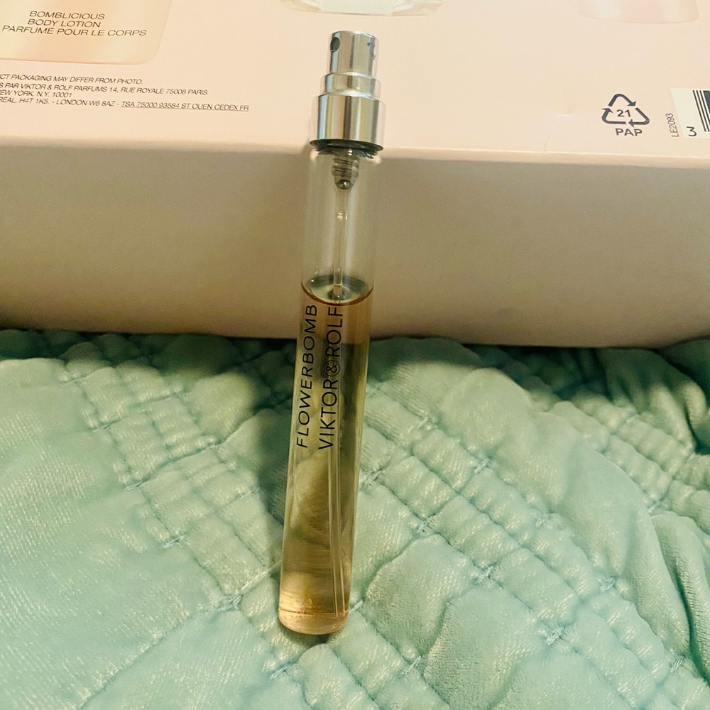 EUC Viktor & Rolf “Flowerbomb” 0.34fl oz travel spray